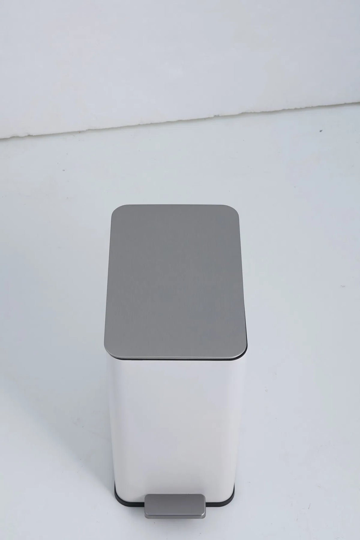 10L Stainless Steel Trash Can with Lid White Step Pedal 2.6 Gal Small Bin
