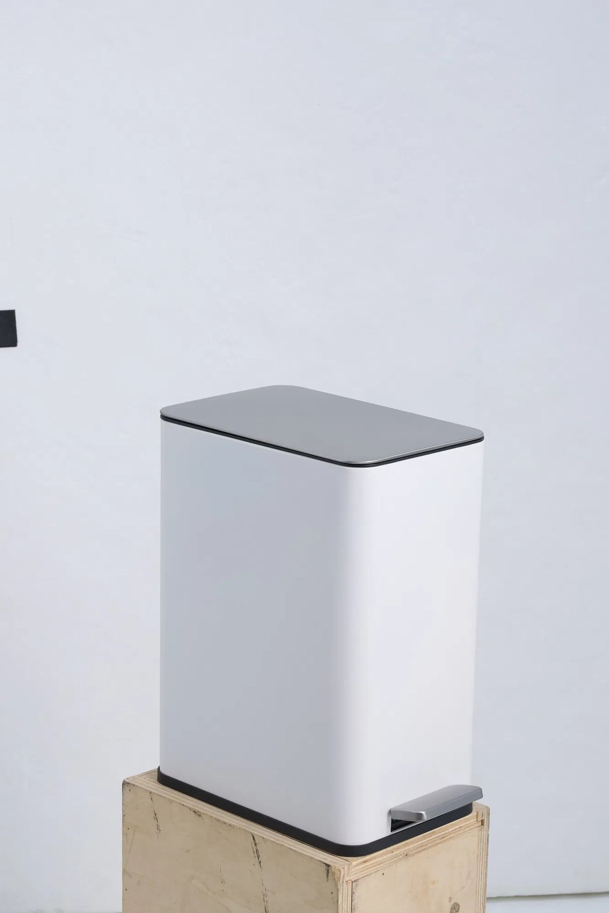 10L Stainless Steel Trash Can with Lid White Step Pedal 2.6 Gal Small Bin