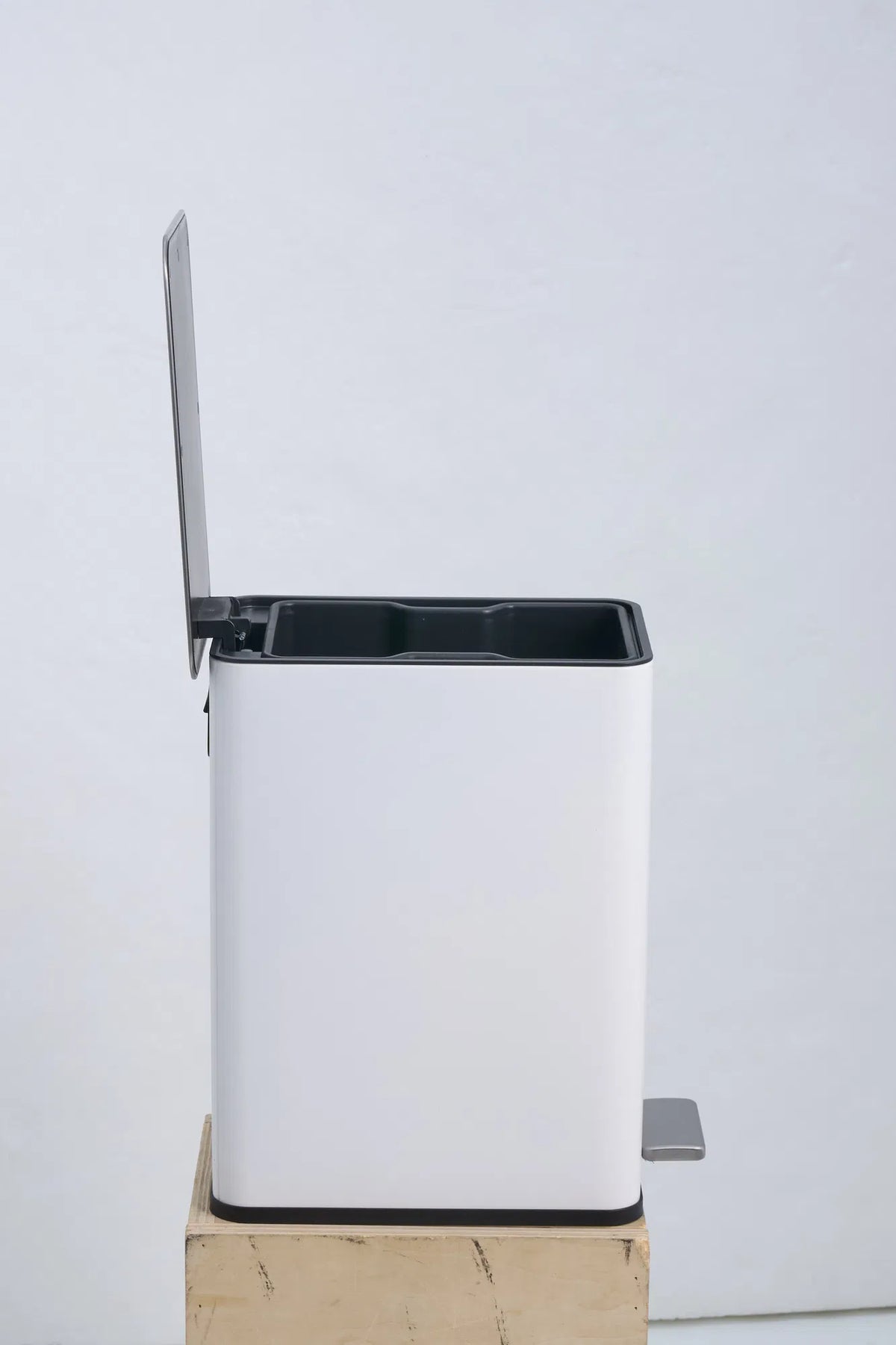 10L Stainless Steel Trash Can with Lid White Step Pedal 2.6 Gal Small Bin