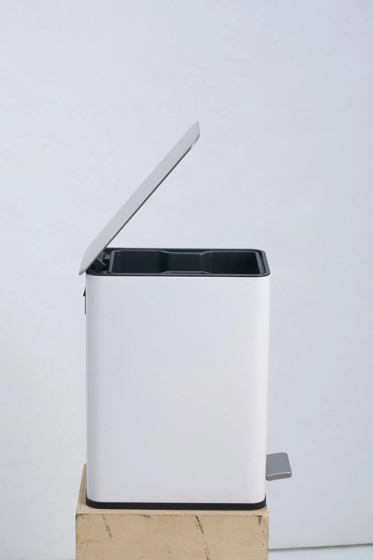 10L Stainless Steel Trash Can with Lid White Step Pedal 2.6 Gal Small Bin